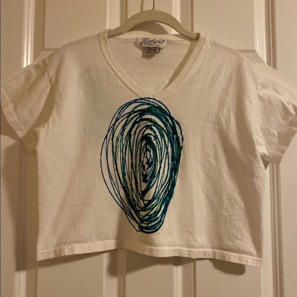 EUC Victoria crop white, v-neck tee.